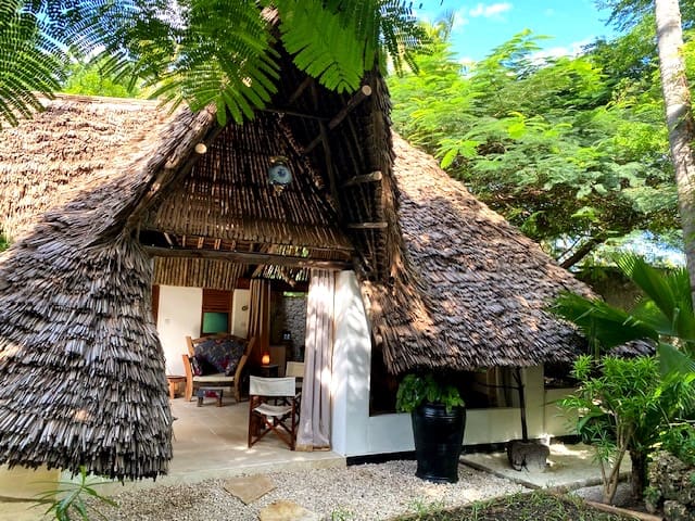 Treatment bed in the garden at Bustani Spa, Boutique Hotel Matlai
